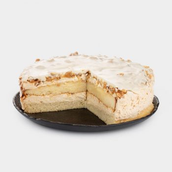 Ciasto blondie. ciasto z białą czekoladą i orzechami. Ciasteczko